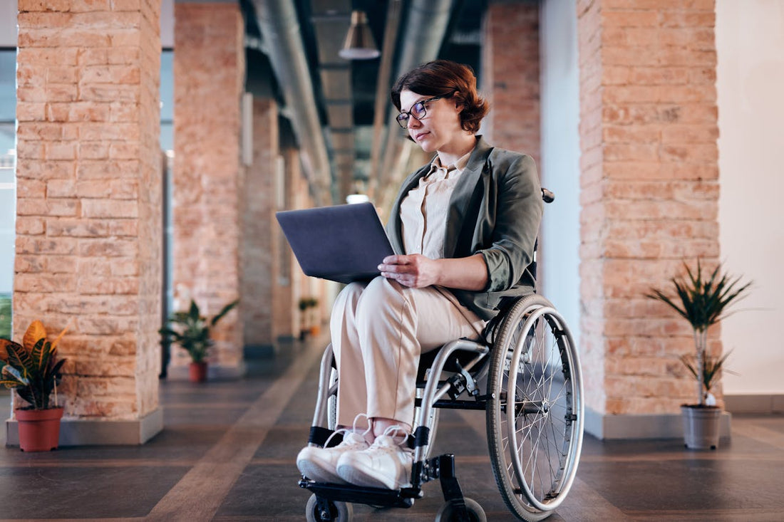 How to Choose Adaptive Clothing for Wheelchair Users: Functionality Meets Fashion